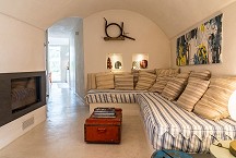 Torretta Della Collina Wohnraum mit Kamin und Sofa