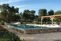Trulli Bianchemura_pool area with deckchairs and cozy seating